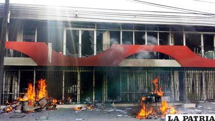 Maestros incendiaron varias instalaciones en boicot a elecciones en México