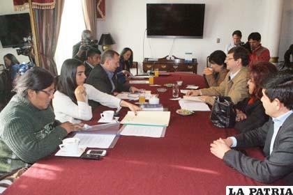 Reunión entre representantes del oficialismo y oposición