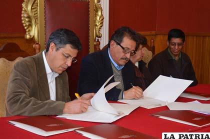 Freddy Koch de Swisscontact y el alcalde Edgar Bazán firman el convenio