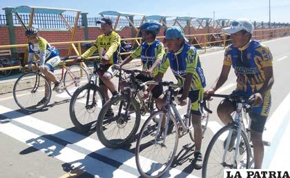 Ciclistas que participan en la competencia de ciclismo de pista