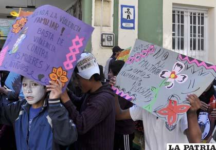 Estudiantes protestan contra la violencia en los colegios