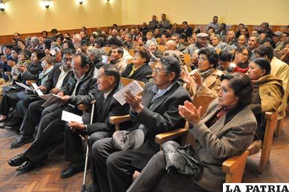Educadores jubilados en el acto de homenaje al Día del Maestro Boliviano