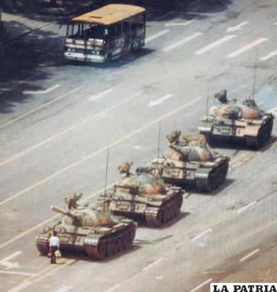 Un desconocido rebelde se enfrenta a los tanques del ejército chino