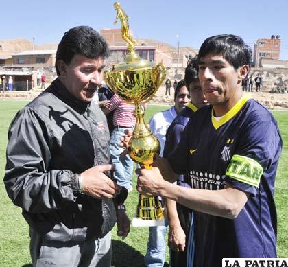 Vásquez entrega el trofeo de campeón a Orlando Rocha, capitán de Mejillones