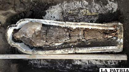 Sarcófago que contiene la momia de una mujer