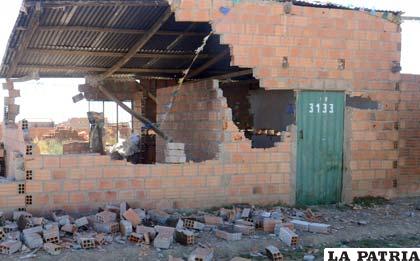 Avasalladores destruyeron viviendas de Villa Rosario de El Alto