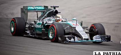 El británico Lewis Hamilton en plena competencia en el GP de Canadá