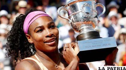 Serena Williams con el trofeo que ganó en Roland Garros