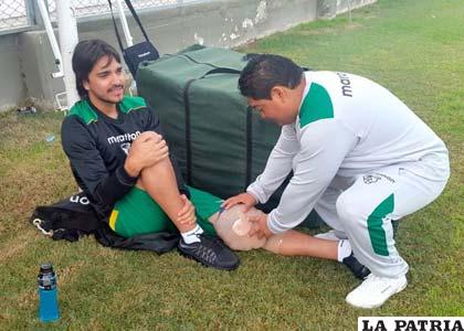 Martins es atendido por el cuerpo médico de la selección