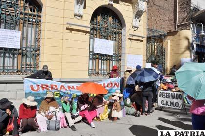 Vecinos durante la protesta en puertas de la Alcaldía