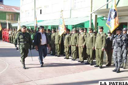 El gobernador Víctor Hugo Vásquez pasa revista a los uniformados policiales