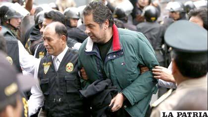 Martín Belaúnde cuando fue entregado a policías de Perú