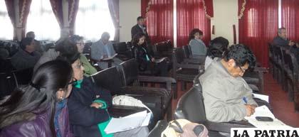 Asistentes al foro organizado por el Conaltid, con autoridades de Oruro