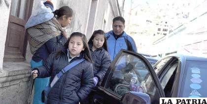 Escolares ya sienten la llegada del invierno