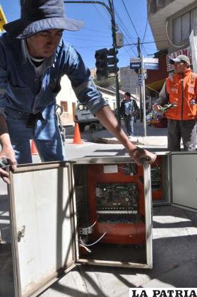 Nuevas tarjetas electrónicas fueron instaladas en los semáforos