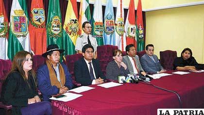 Los ex vocales del Tribunal Supremo Electoral que renunciaron a su cargo