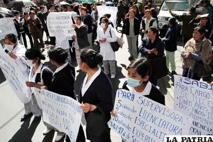 Trabajadores de la CNS en marcha de protesta