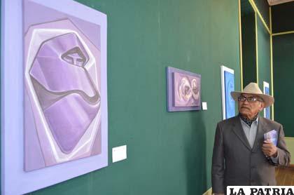 Jesús Céspedes con sus obras