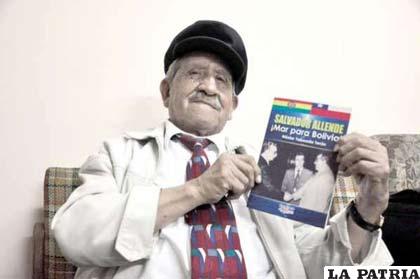 Néstor Taboada mostrando la segunda edición de su libro 