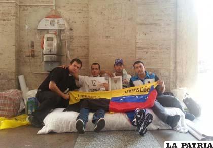 Huelguistas se encuentran aún a la espera que el Papa Francisco les reciba