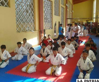 La selección orureña de karate realiza su trabajo en los ambientes de la asociación 