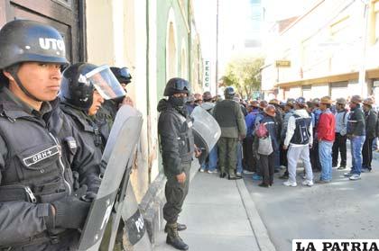 Movilización de mineros obligó a cerrar las puertas de la Policía