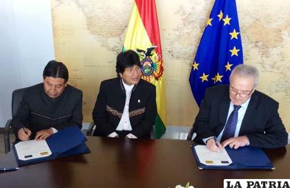 Morales (c), Choquehuanca (i) y Torlot (d) representante de la UE /abi