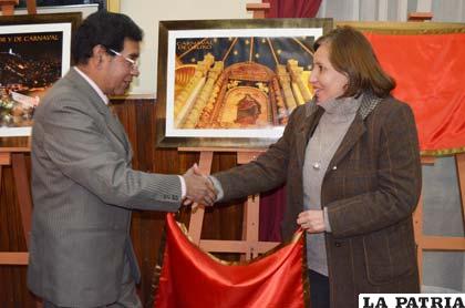 Oscar Hinojosa junto a Silvia Zuna, coordinadora de la UPB Oruro, descubren una de sus fotografías
