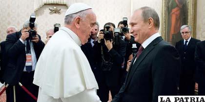 El Papa recibiendo al presidente de Rusia Vladimir Putin /lettera43.it
