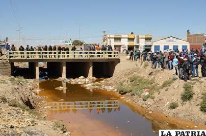 Una de las escenas que muestran el puente Tagarete, cuando fue hallado el cadáver de una mujer