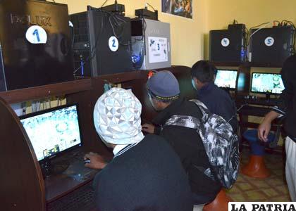 Menores encontrados jugando en un internet en horas de clases
