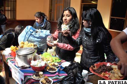 Estudiantes de Antropología muestran características de platos típicos de Oruro