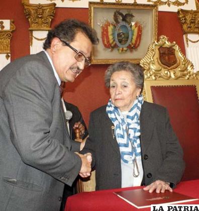 El alcalde Edgar Bazán congratula a la maestra Elisa Morales Ledezma