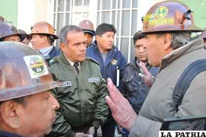 El comandante Tapia en diálogo con dirigentes cooperativistas