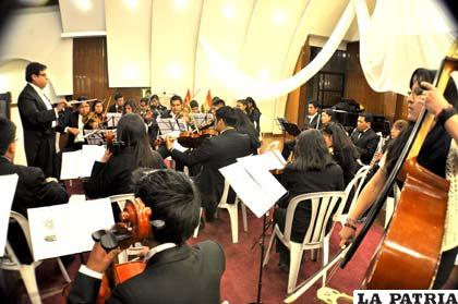 La Orquesta Sinfónica de Oruro en pleno performance