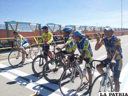 Deportistas que participan en el certamen de ciclismo de pista