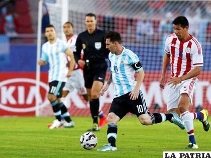Lionel Messi con el dominio de la pelota /OLE.COM