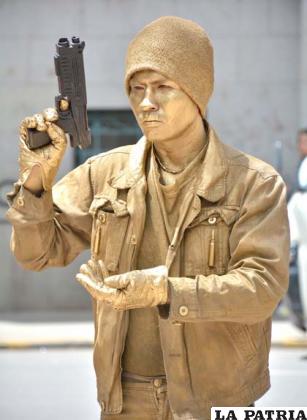 Estatua humana en las calles de Oruro
