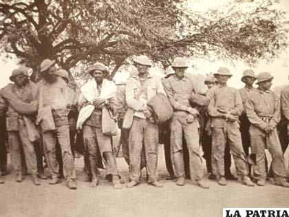 Unos harapientos y desgastados soldados en el Chaco