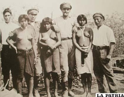 Soldados junto a nativas del Chaco
