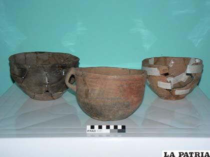 Vasijas encontradas junto a restos óseos y cerámicos