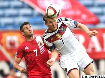 Bastian Schweinsteiger, el capitán de la selección alemana, con el 
dominio de la pelota /terra.es