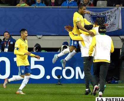 Neymar fue el artífice para el gol de la victoria, Costa celebra con sus compañeros /AS.COM