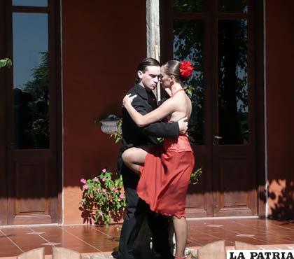 Demostración del tango Uruguayo en Punta Del Este /AUTOSI.COM