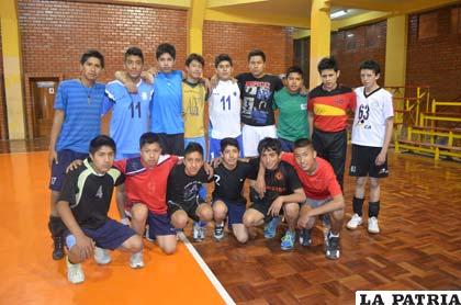 Los integrantes de la selección orureña de voleibol