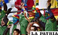 El Chasqui con hinchas de la selección boliviana en Viña del Mar /ole.com