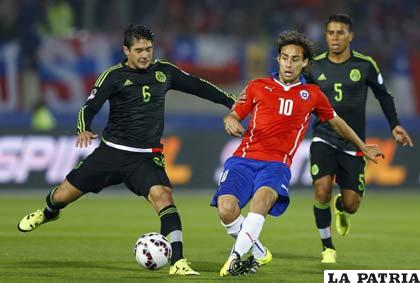 Güemez disputa el balón con Valdivia /AS.COM
