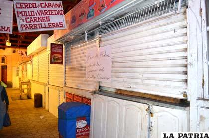 Puestos de venta de carne de res en el mercado Campero cerrados