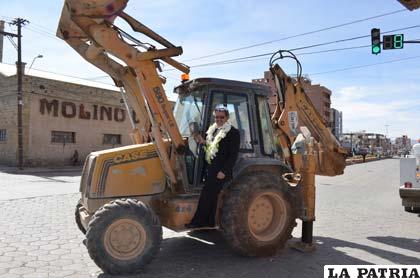 El alcalde Bazán junto a la maquinaria durante el inicio de obras