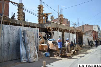 Obreros en la construcción del nuevo edificio de la carrera Ciencias de la Comunicación